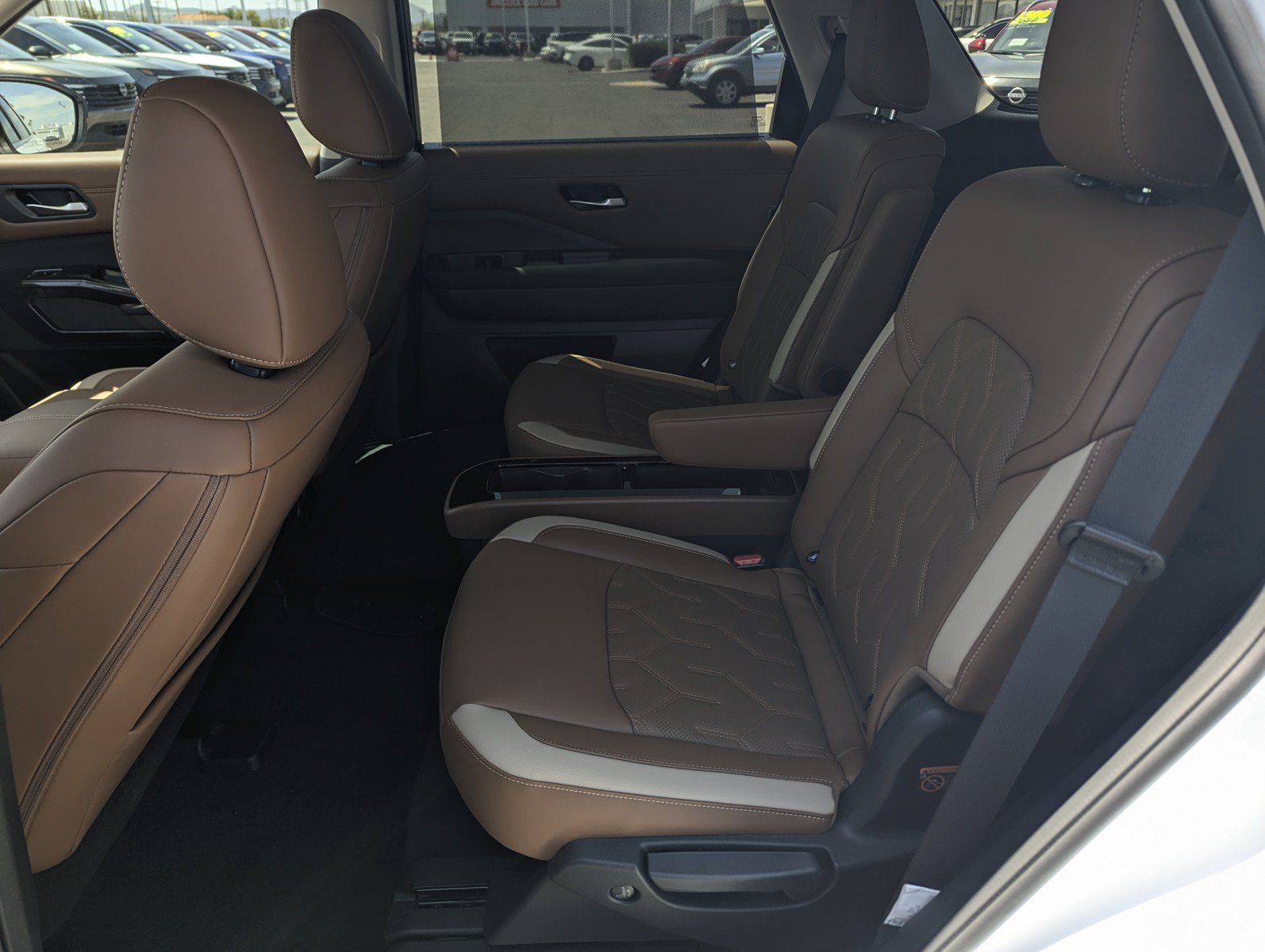 New 2026 Nissan Pathfinder Platinum w/ Accent Package FWD image 8