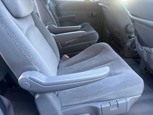 Used 2006 Chrysler Town & Country Touring image 11