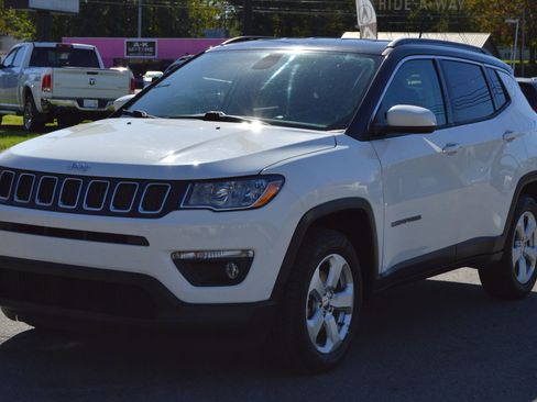 Used 2018 Jeep Compass Latitude FWD image 1
