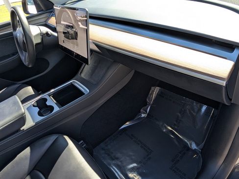 Used 2024 Tesla Model Y 2WD image 18