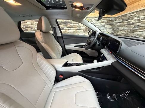 Used 2023 Hyundai Elantra Limited w/ Preferred Accessory Package FWD image 17