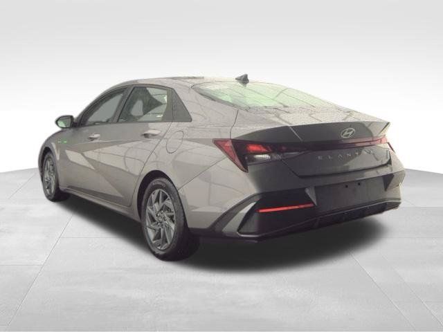 Used 2024 Hyundai Elantra SEL FWD image 5