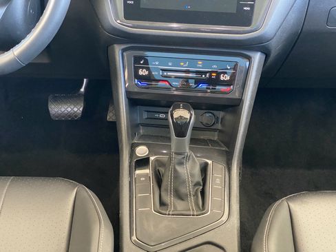 Used 2023 Volkswagen Tiguan SE w/ Panoramic Sunroof Package FWD image 8