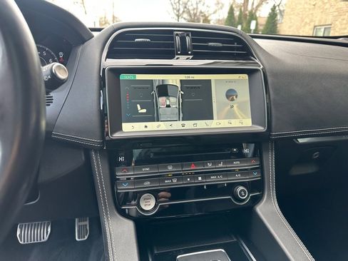 Used 2019 Jaguar F-PACE S image 12