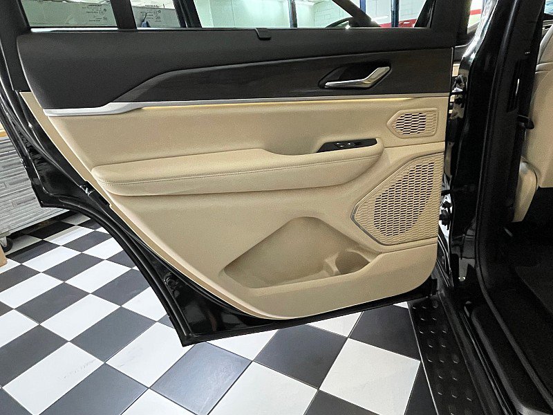 Used 2025 Jeep Grand Cherokee L Limited w/ Luxury Tech Group II AWD/4WD image 30