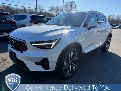 Used 2024 Volvo XC40 B5 Ultimate w/ Protection Package Premier image 4