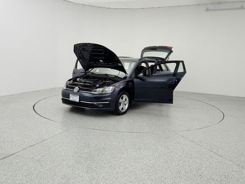 Used 2018 Volkswagen Golf SE image 9