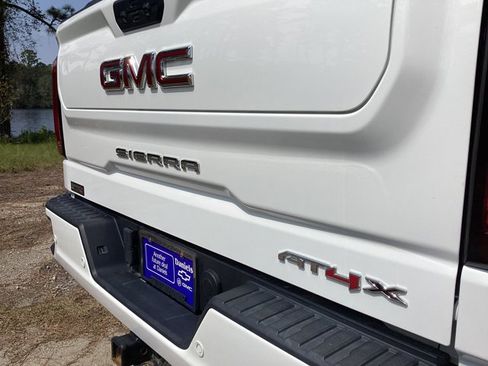 Used 2022 GMC Sierra 1500 AT4X image 9