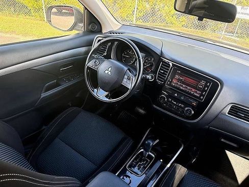 Used 2017 Mitsubishi Outlander SE image 35