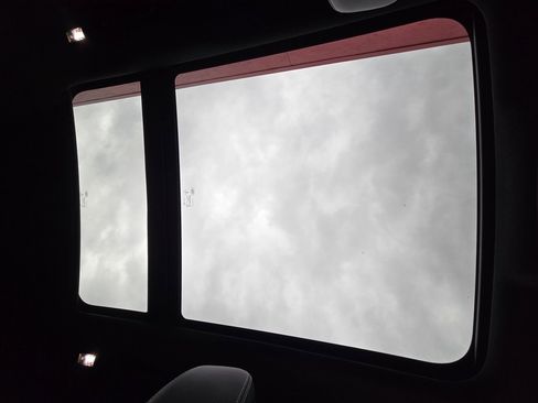 Used 2021 Land Rover Range Rover Velar R-Dynamic S image 31