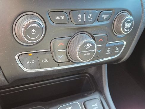 Used 2020 Jeep Cherokee Latitude Plus w/ Comfort/Convenience Group AWD/4WD image 22