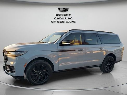 Used 2025 Lincoln Navigator L Reserve w/ Jet Appearance Package image 4