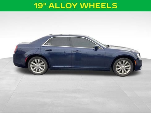 Used 2017 Chrysler 300 Limited image 6