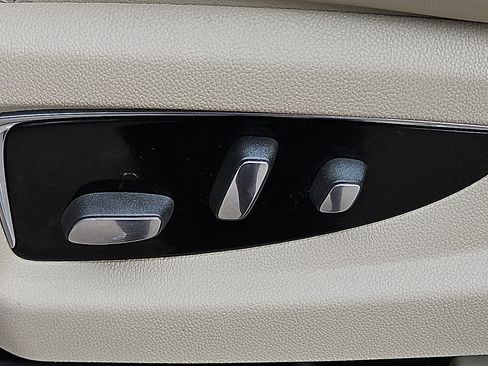 Used 2016 Cadillac Escalade Luxury image 27