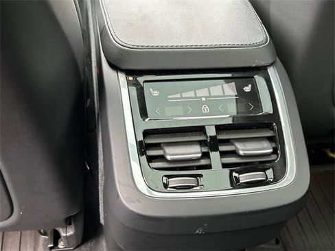 Used 2024 Volvo XC90 B6 Plus image 25