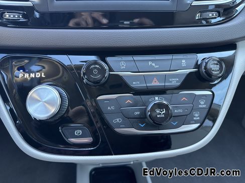 Used 2019 Chrysler Pacifica Touring-L image 35