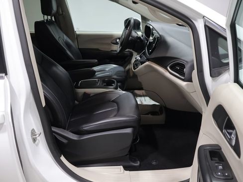 Used 2023 Chrysler Pacifica Touring-L FWD image 21