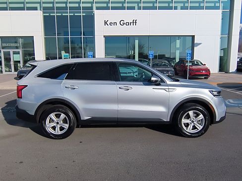 Used 2021 Kia Sorento LX image 2