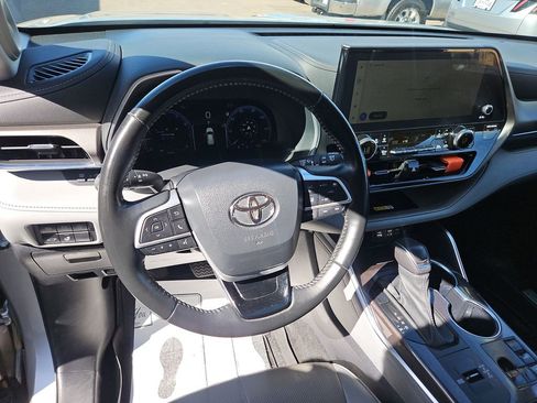 Used 2023 Toyota Highlander Limited FWD image 13