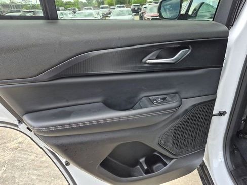Used 2025 Jeep Grand Cherokee Altitude AWD/4WD image 22