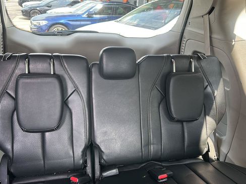 Used 2022 Chrysler Pacifica Touring-L FWD image 12