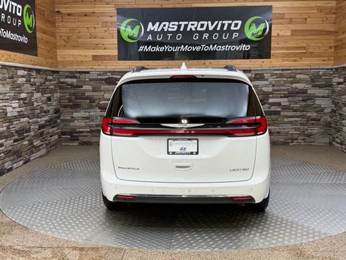 Used 2022 Chrysler Pacifica Limited FWD image 8