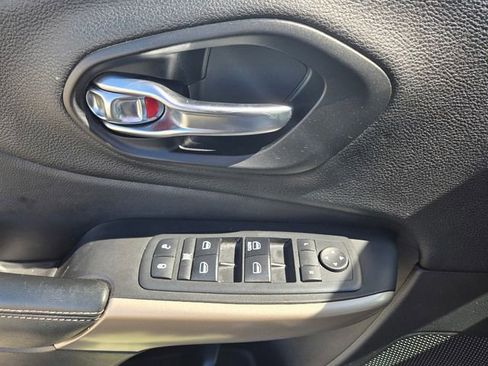 Used 2018 Jeep Cherokee Latitude w/ Altitude Package image 14