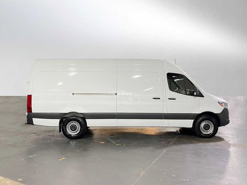 Used 2025 Mercedes-Benz Sprinter 2500 image 2