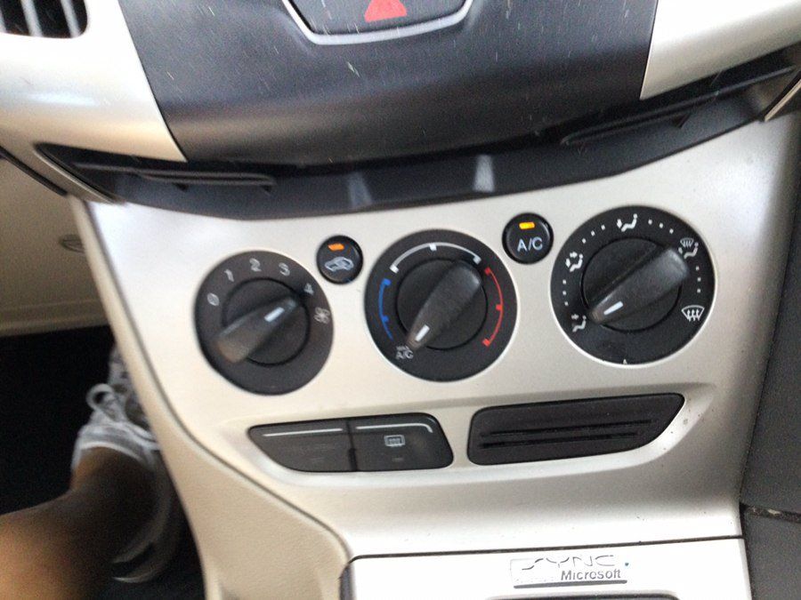 Used 2014 Ford Focus SE FWD image 29