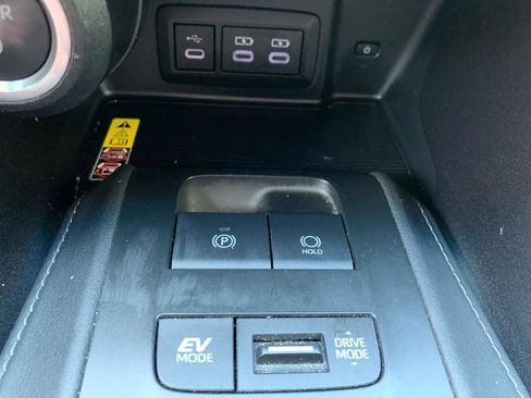 Used 2023 Toyota Venza LE AWD/4WD image 14