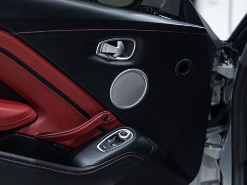 Used 2019 Aston Martin V8 Vantage Coupe RWD image 23