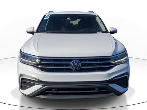 Used 2024 Volkswagen Tiguan SE FWD image 2