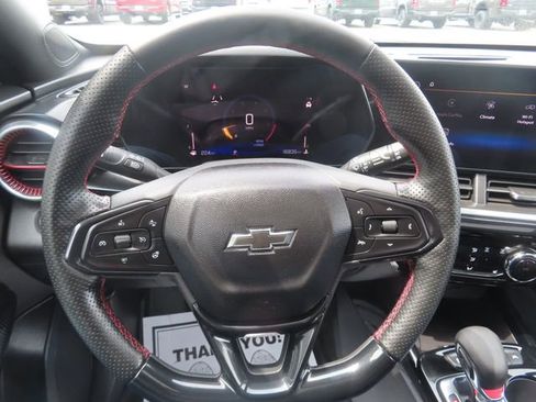 Used 2025 Chevrolet Trax RS w/ Sunroof Package FWD image 32