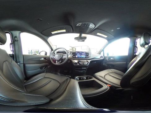 Used 2025 Chrysler Pacifica Select FWD image 41