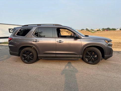 Used 2025 Honda Pilot Black Edition image 13