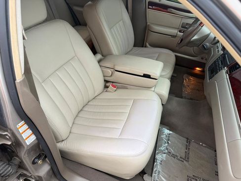Used 2003 Lincoln Town Car Signature RWD image 18