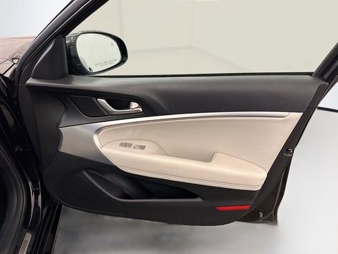 Used 2024 Genesis G70 2.5T image 33