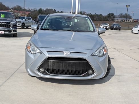 Used 2020 Toyota Yaris LE image 2