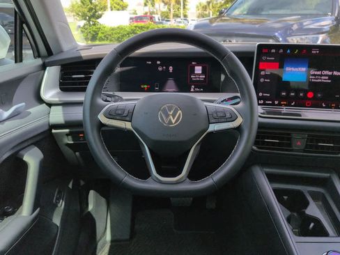 Used 2025 Volkswagen Tiguan SE w/ Panoramic Sunroof Package AWD/4WD image 15