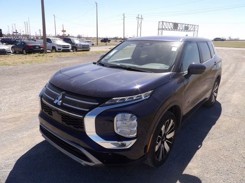 Used 2025 Mitsubishi Outlander SE image 2