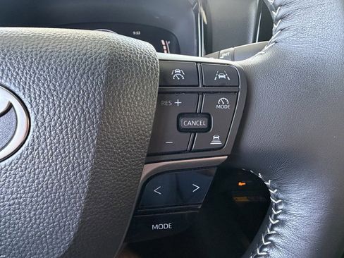 Used 2025 Toyota Camry SE AWD/4WD image 16