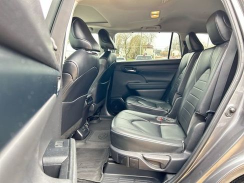 Used 2022 Toyota Highlander XLE image 18