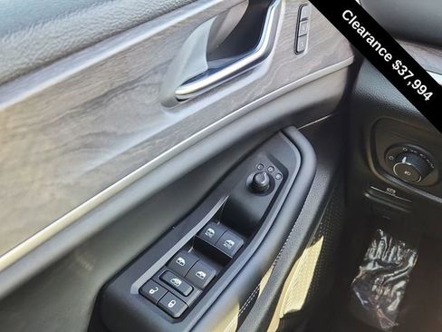 Used 2025 Jeep Grand Cherokee Limited w/ Luxury Tech Group II AWD/4WD image 34