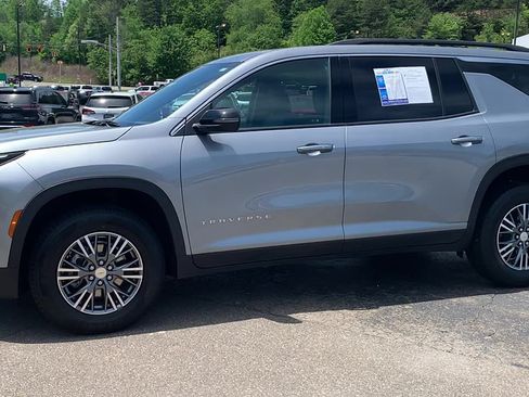 Used 2025 Chevrolet Traverse LT FWD image 3