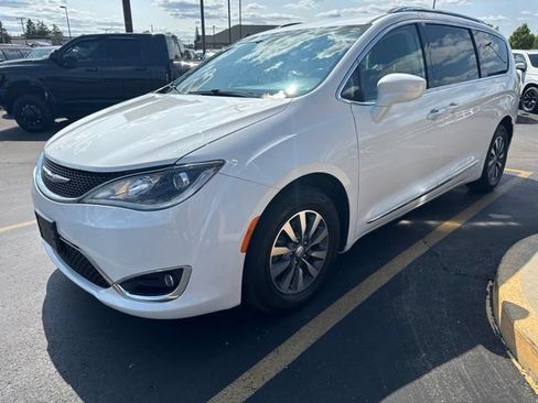Used 2020 Chrysler Pacifica Touring-L Plus FWD image 4