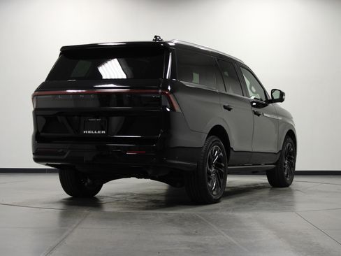 Used 2025 Lincoln Navigator Reserve AWD/4WD image 4