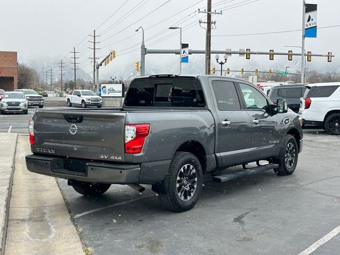 Used 2017 Nissan Titan SV image 4