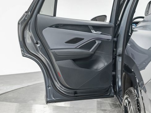 Used 2025 Volkswagen Tiguan SE R-Line image 26