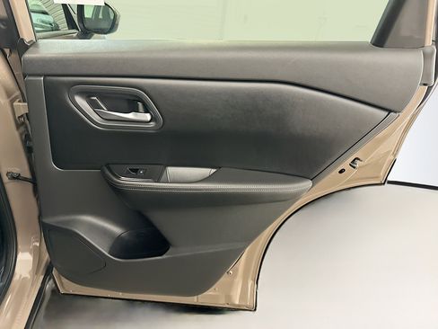 Used 2025 Nissan Rogue SV image 31