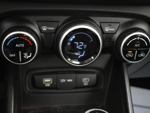 Used 2025 Hyundai Venue SEL FWD image 25